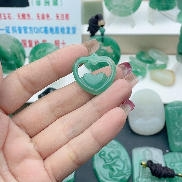 颈饰未镶嵌石英质玉