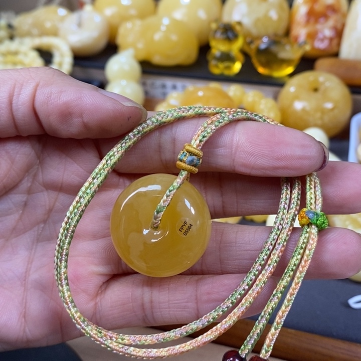 琥珀裸石未镶嵌平安扣