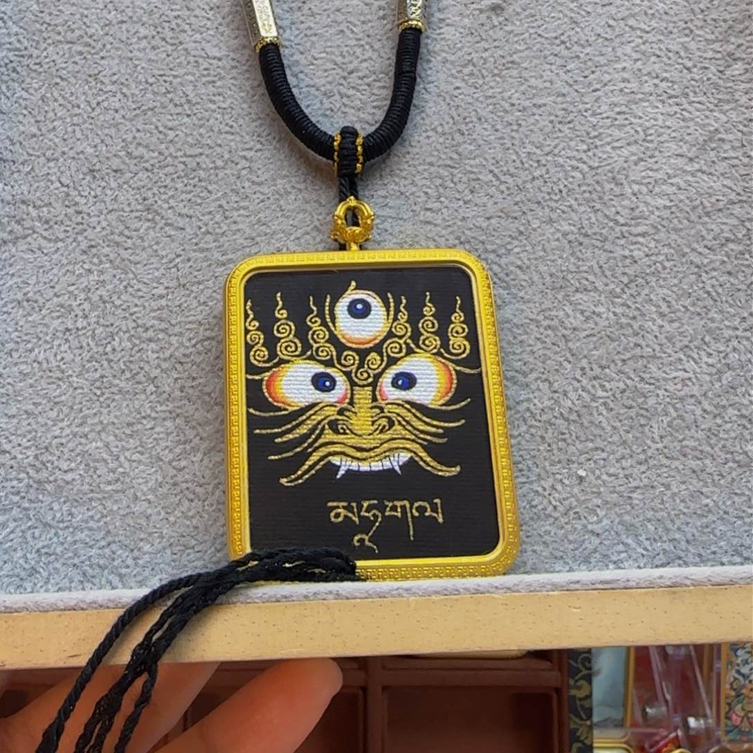 吊坠六臂大黑天。黑色藏银绳子。