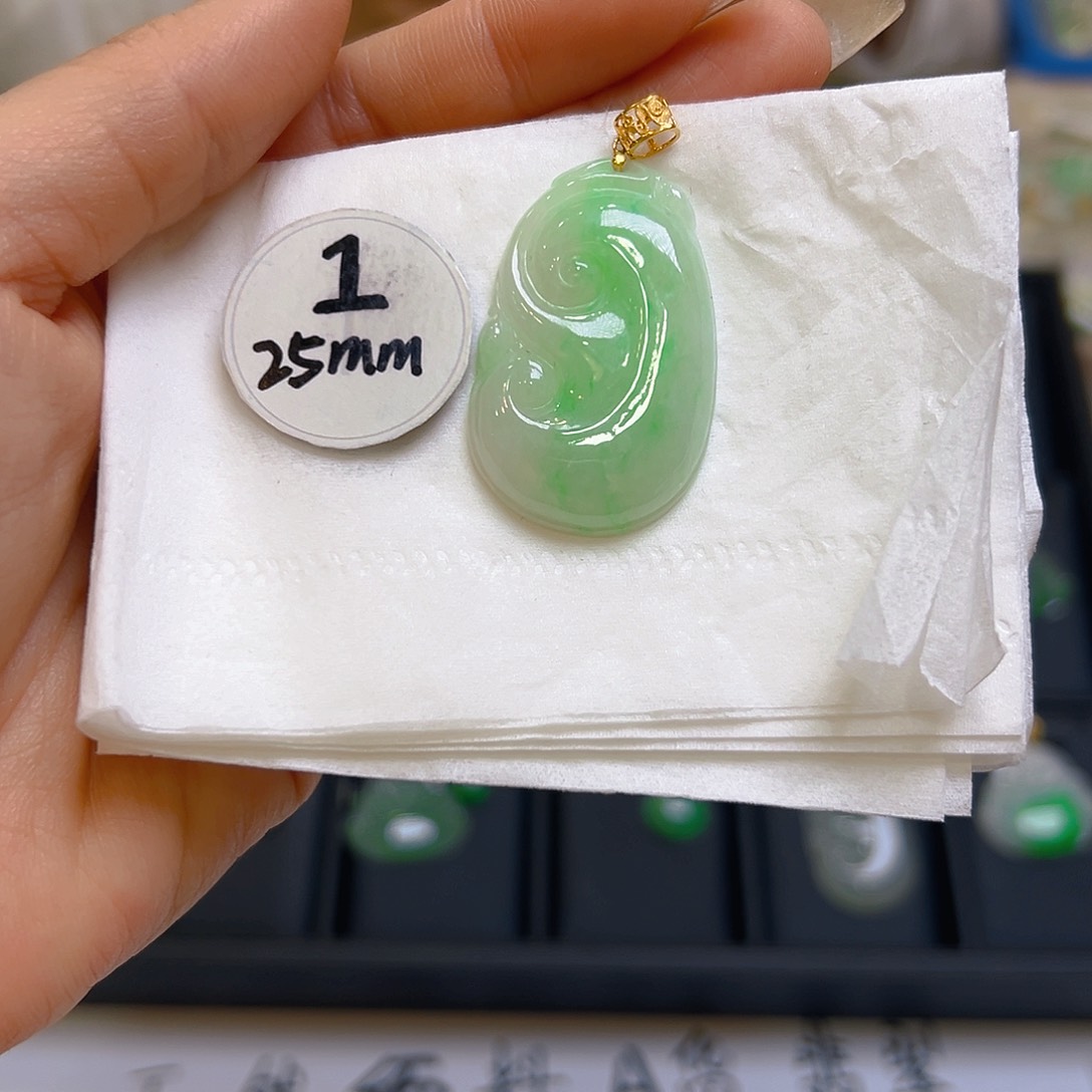 翡翠颈饰18K金镶嵌翡翠