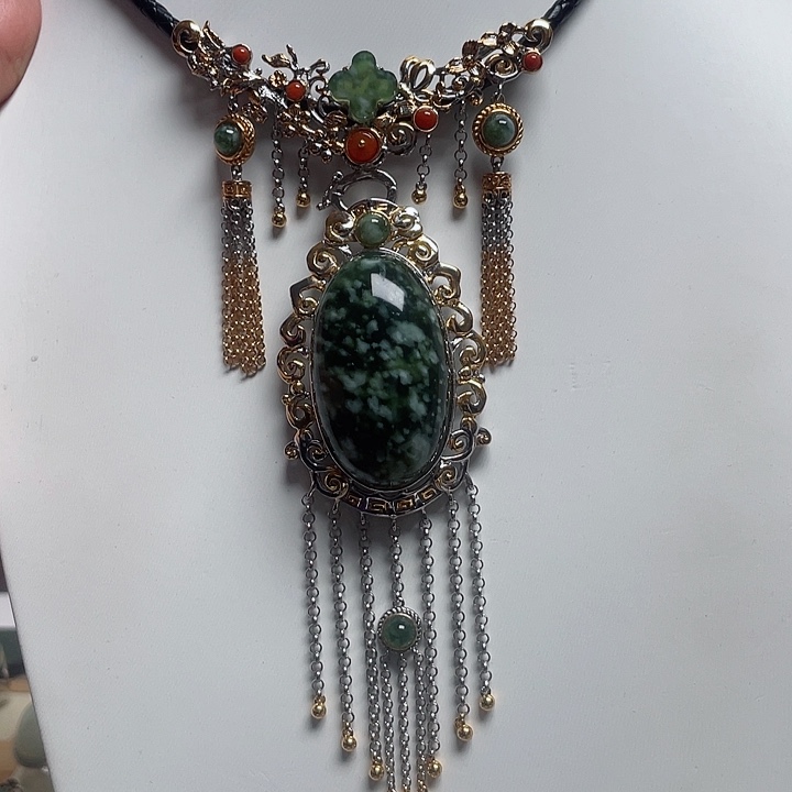 透闪石-蛇纹石玉颈饰银S925镶嵌淡***香