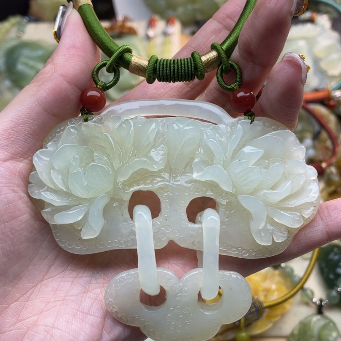 蛇纹石玉颈饰未镶嵌