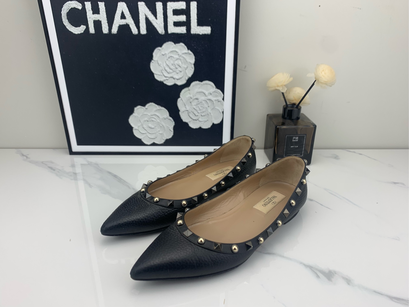 95新 Valentino/华伦天奴 黑色铆钉平底鞋 36码/jm00390