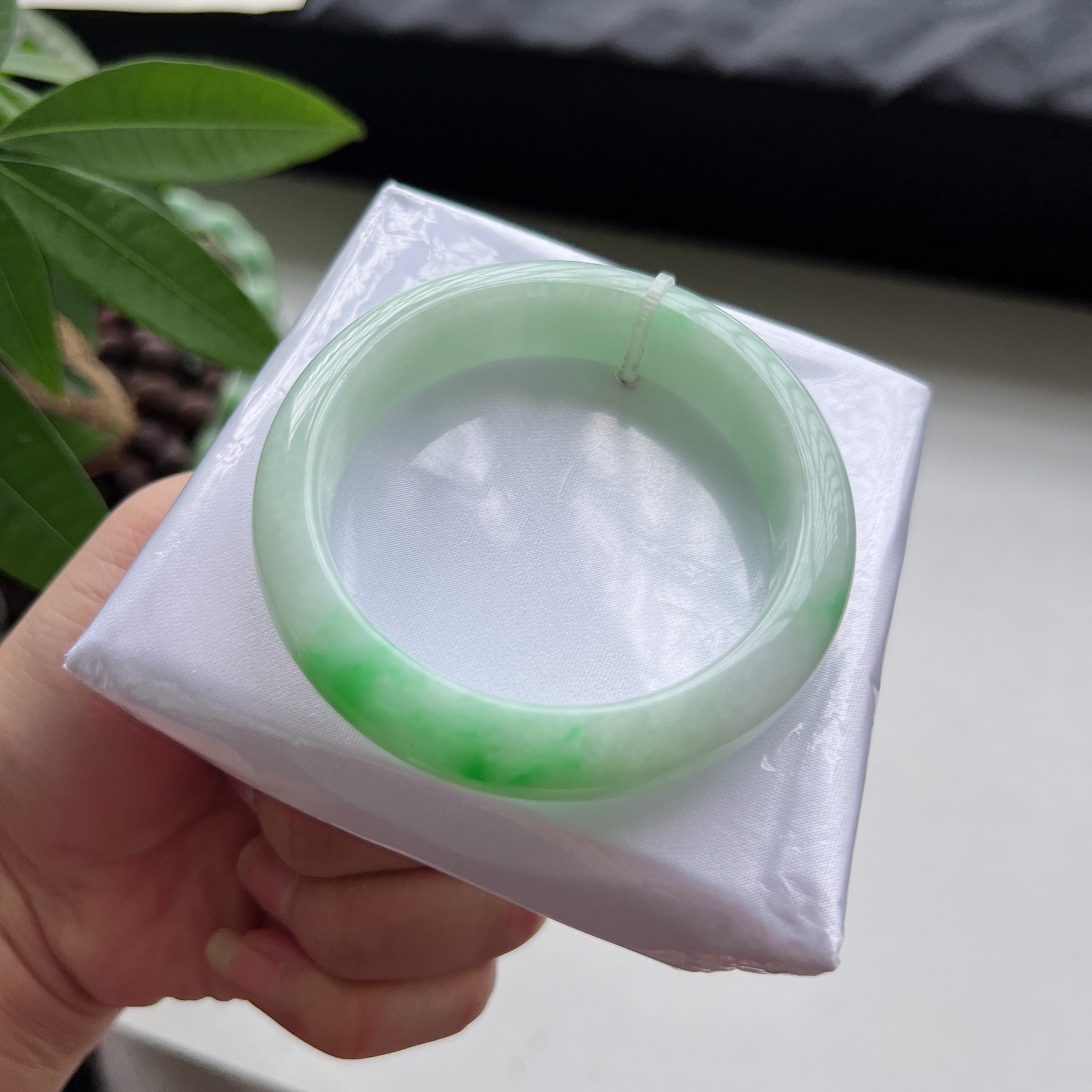 【手机实拍0色差】缅甸翡翠A货老坑白底青宽版53圈口飘阳绿手镯质检