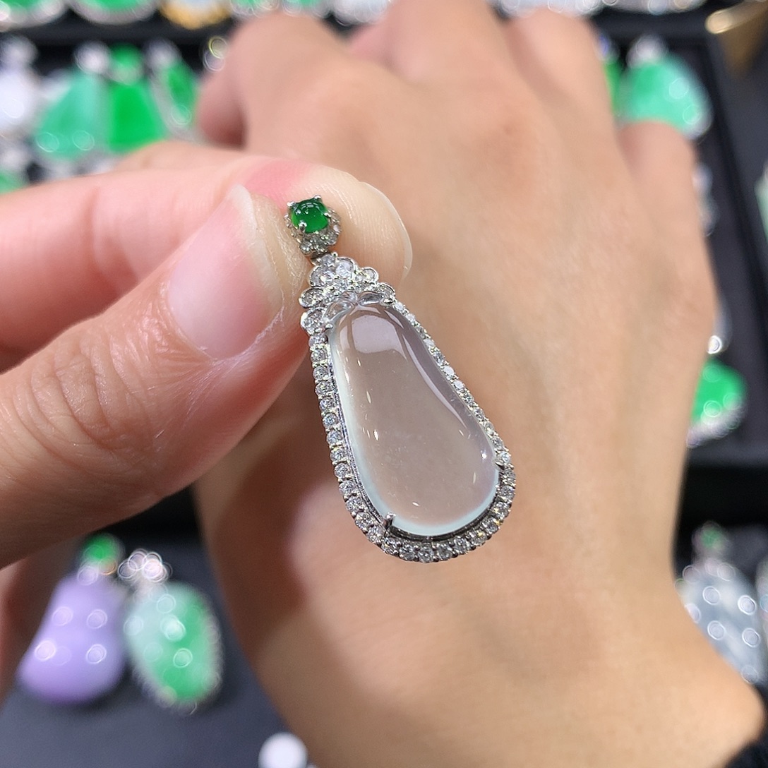 翡翠18K金镶嵌颈饰