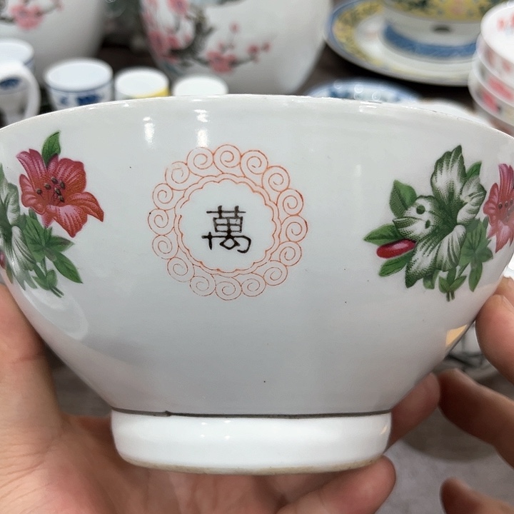 釉下五彩的瓷器和瓷器