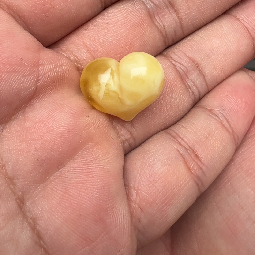 琥珀未镶嵌裸石打1.5孔屁桃