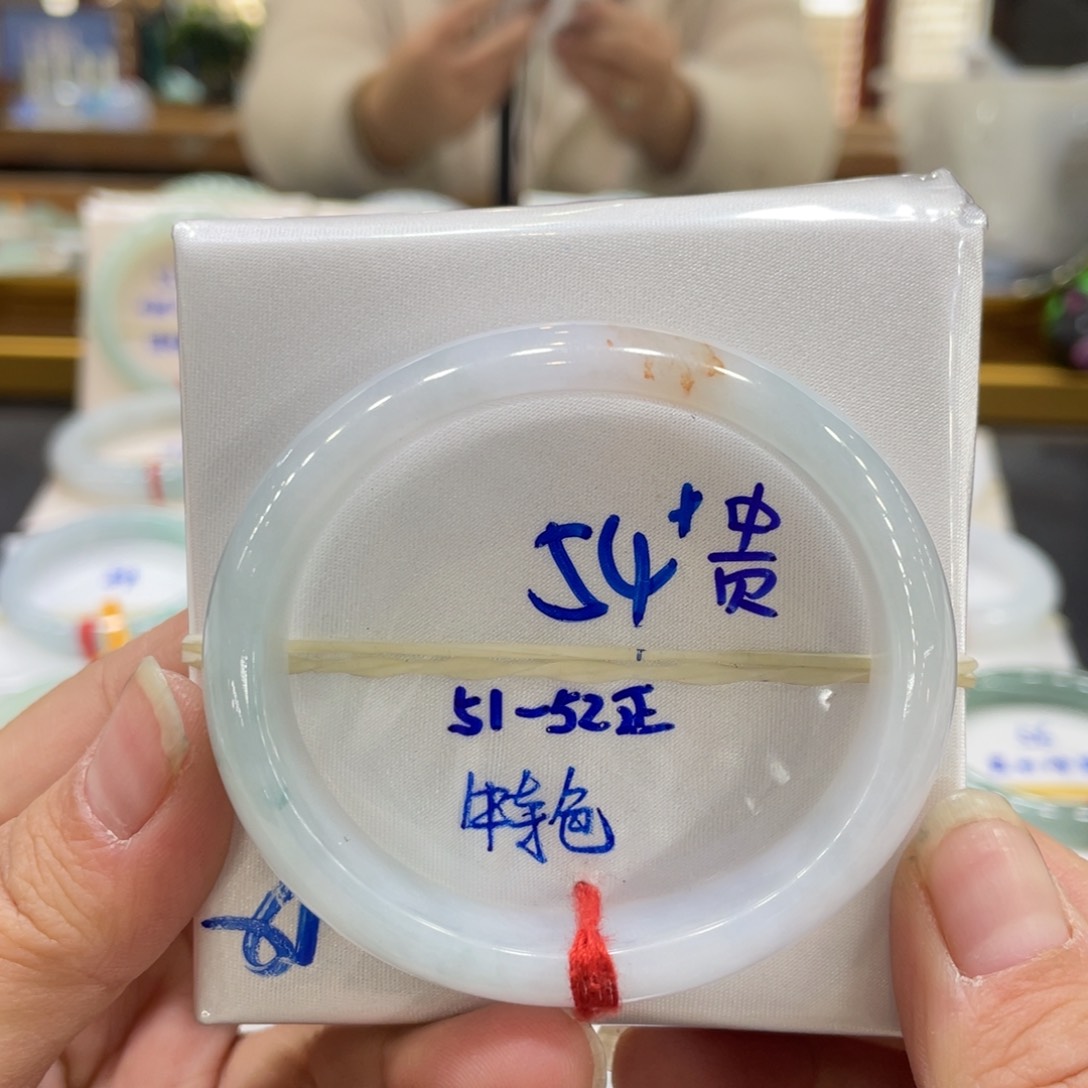 翡翠手镯未镶嵌翡翠