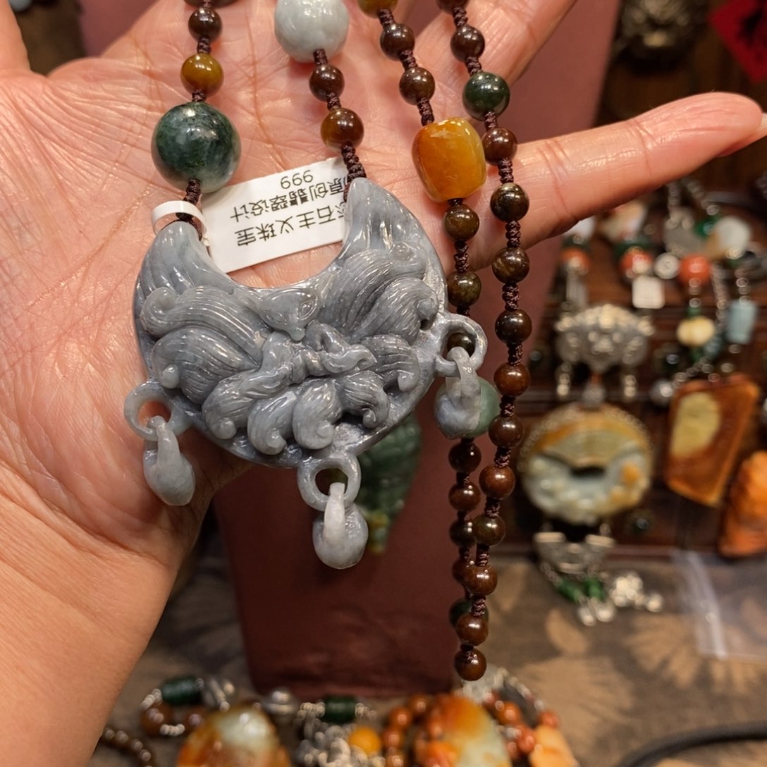 翡翠吊坠(赠链)未镶嵌