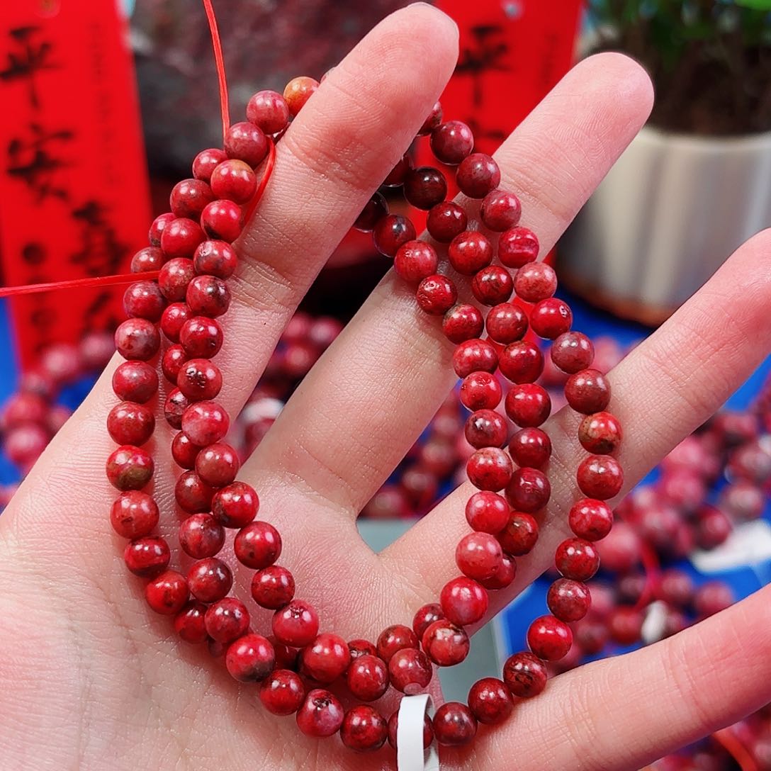 天然辰砂?**?朱砂原石有沙坑沙眼