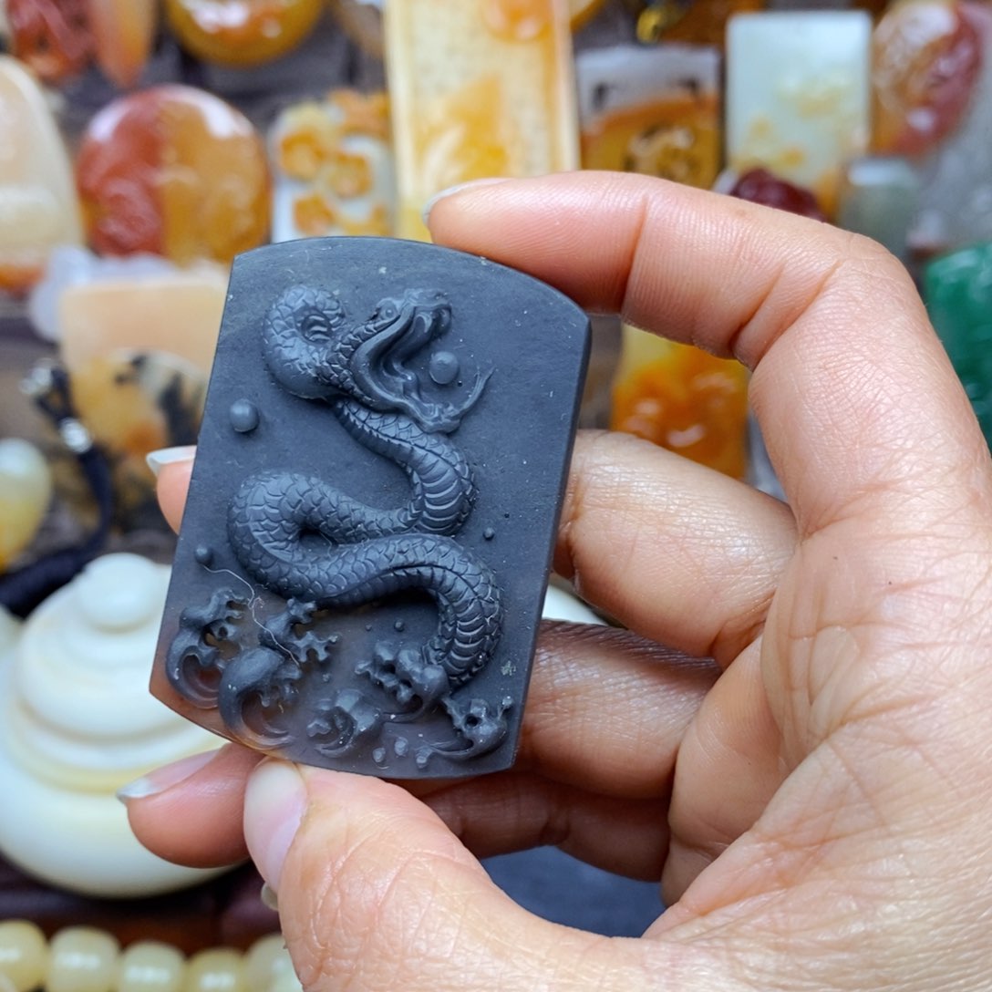 石英质玉（黄龙玉）颈饰未镶嵌