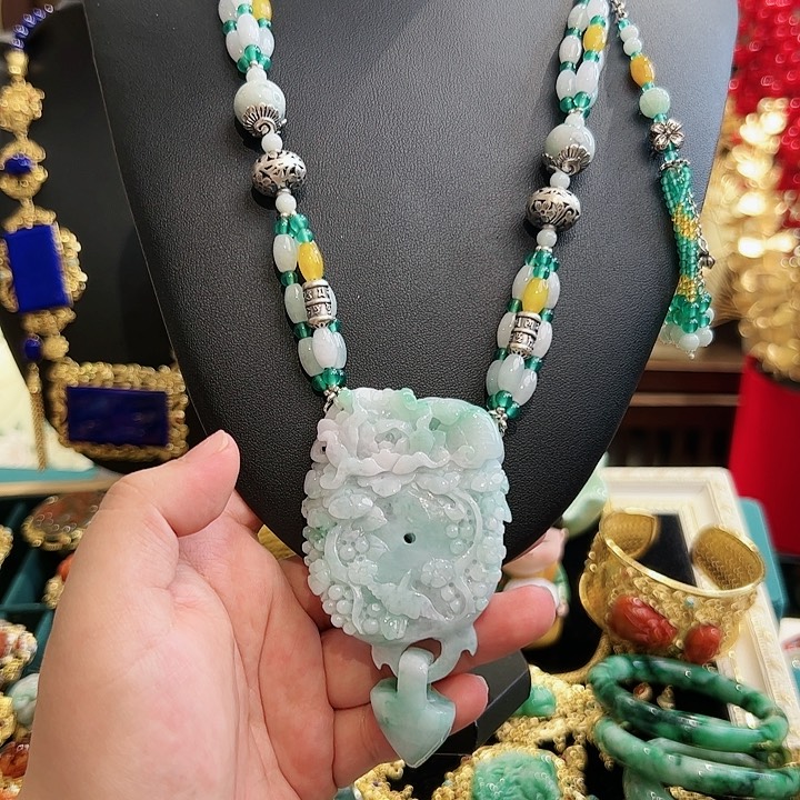 翡翠颈饰未镶嵌古风