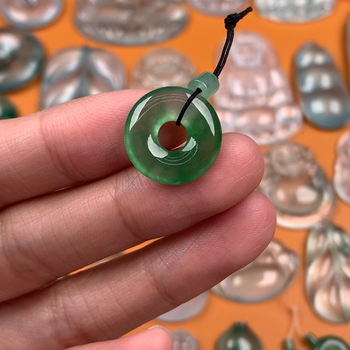 翡翠挂件未镶嵌…