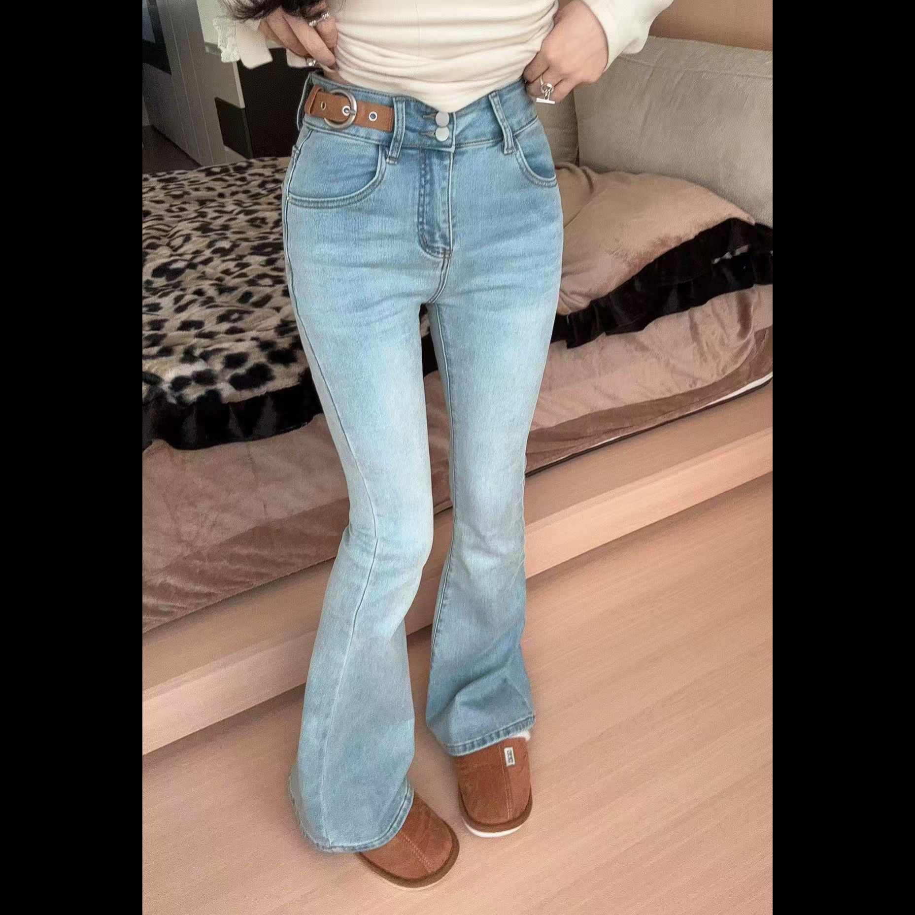 LIN-【腿精微喇裤】咖皮带拼接植绒牛仔微喇裤