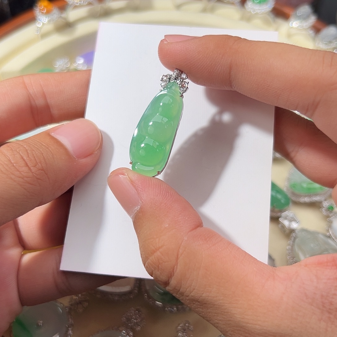 翡翠18K金镶嵌颈饰冰起光木纳甜阳绿翡翠福豆吊坠