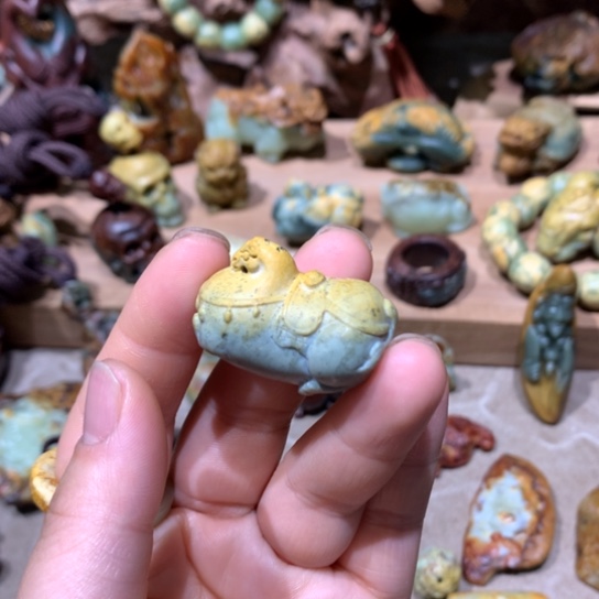 未镶嵌岫岩河磨玉（透闪石质玉）挂件