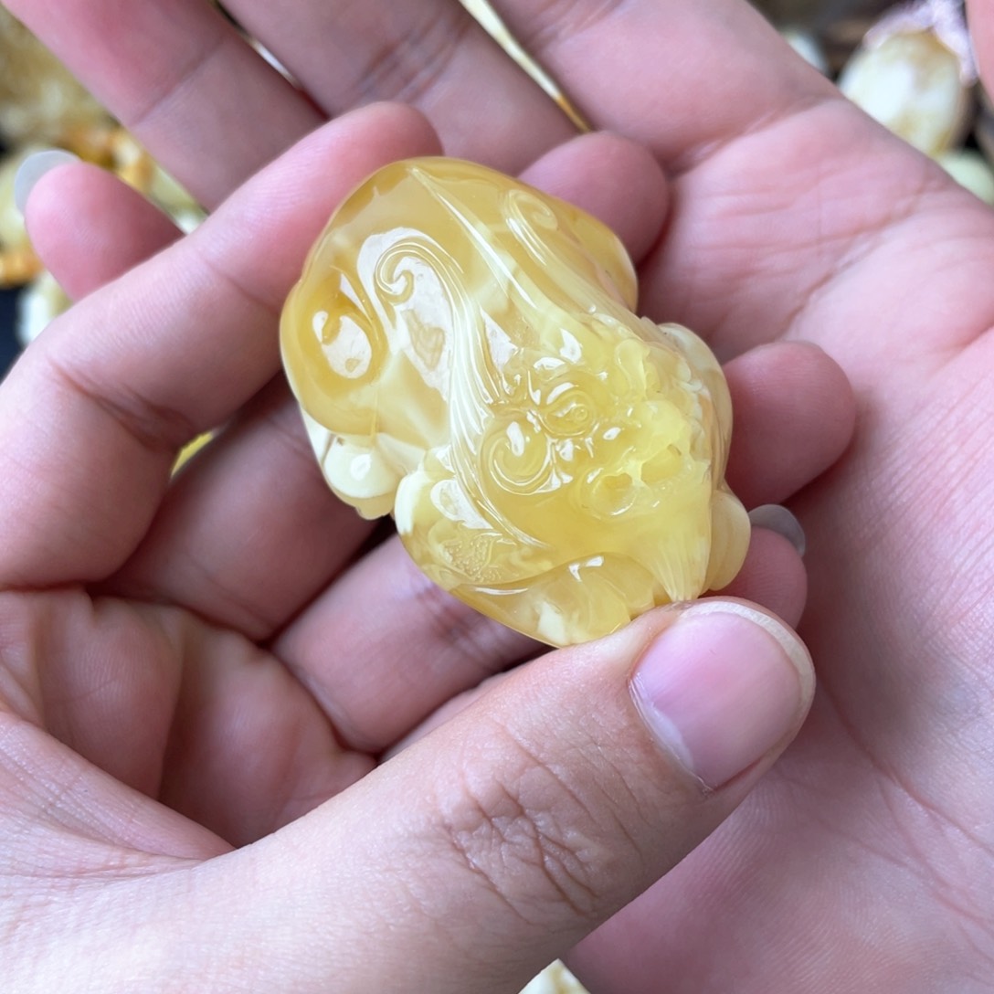 琥珀裸石未镶嵌﷽****稀俄料浓蜡妖花大师工精雕貔貅