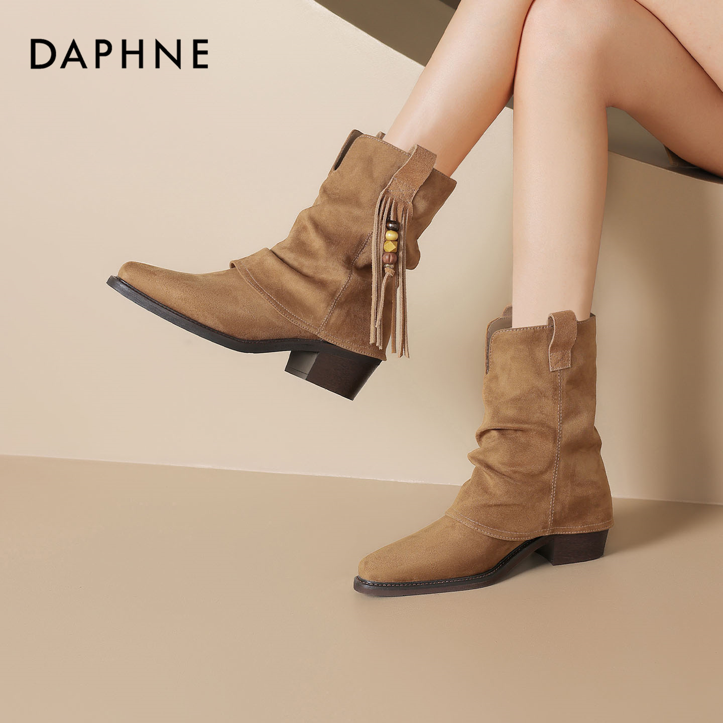 达芙妮秋冬新款时装靴2025约会出游短筒靴女百搭休闲舒适耐穿款