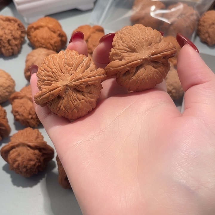 帅***子文玩核桃吊坠白狮350