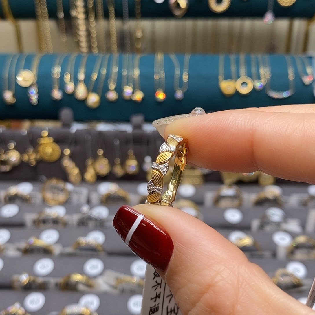 钻石戒指18K金镶嵌一**椒天然钻石