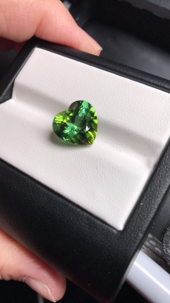 天然绿碧玺7.73克拉爱心