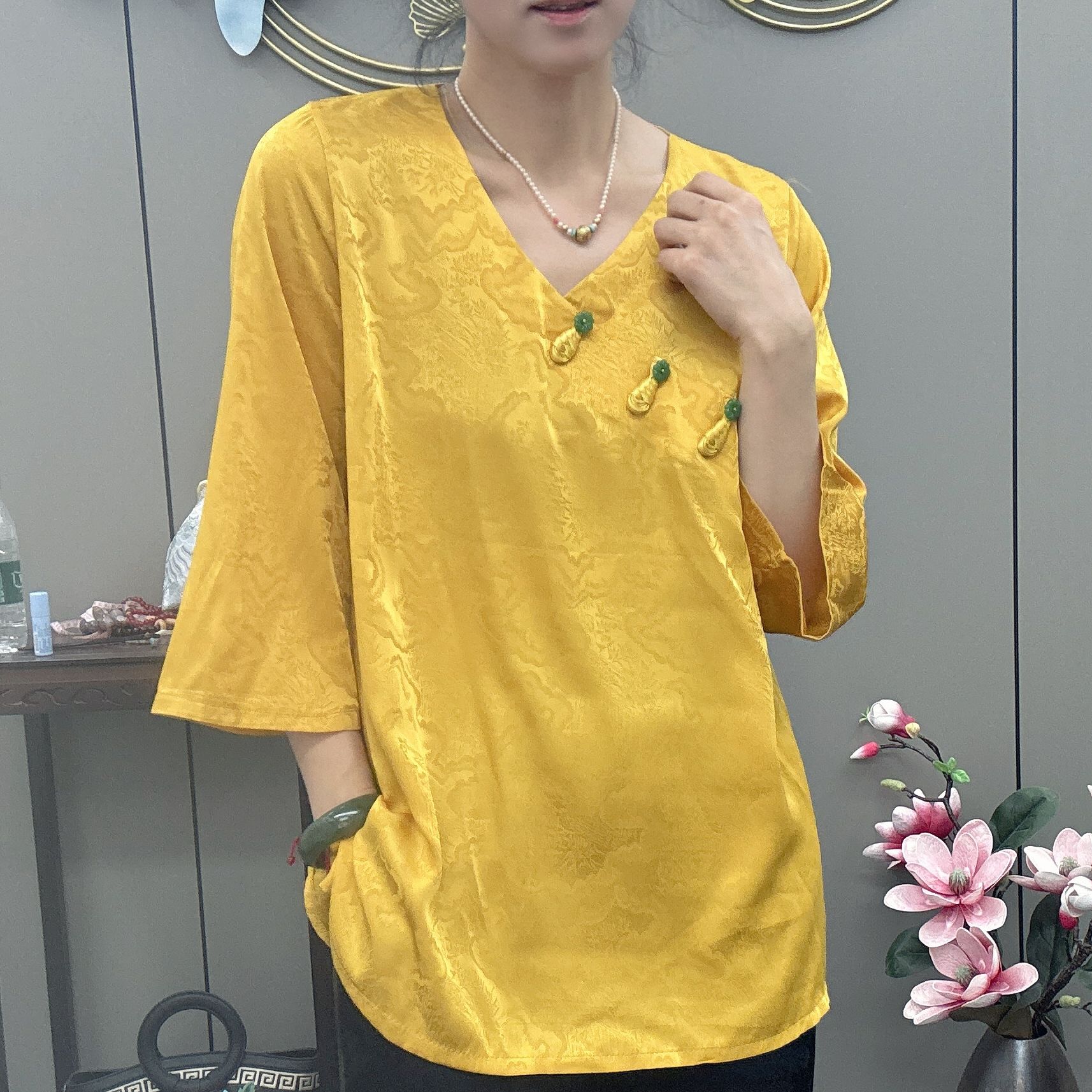 一涵家2025春夏款新中式盘扣提花V领小衫上衣