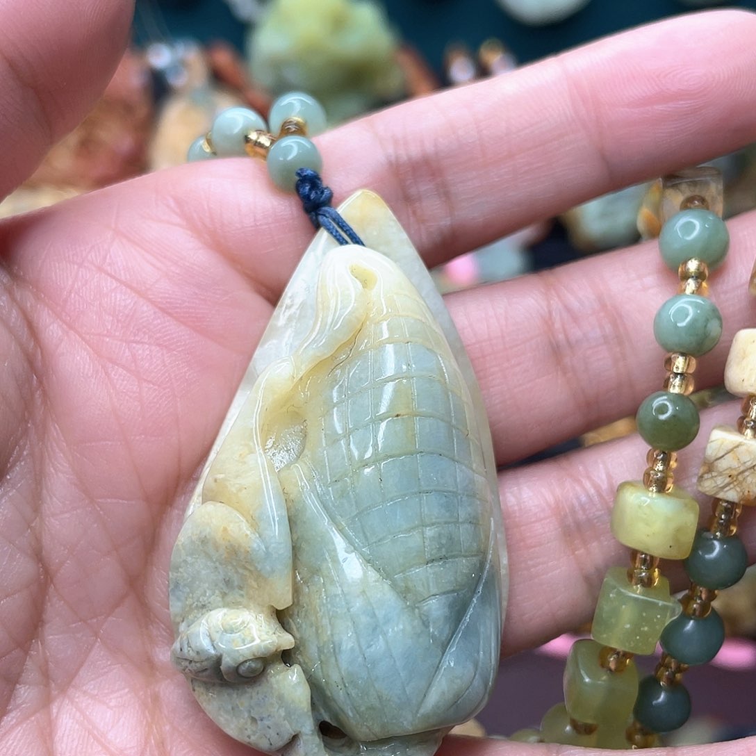 蛇纹石玉颈饰未镶嵌