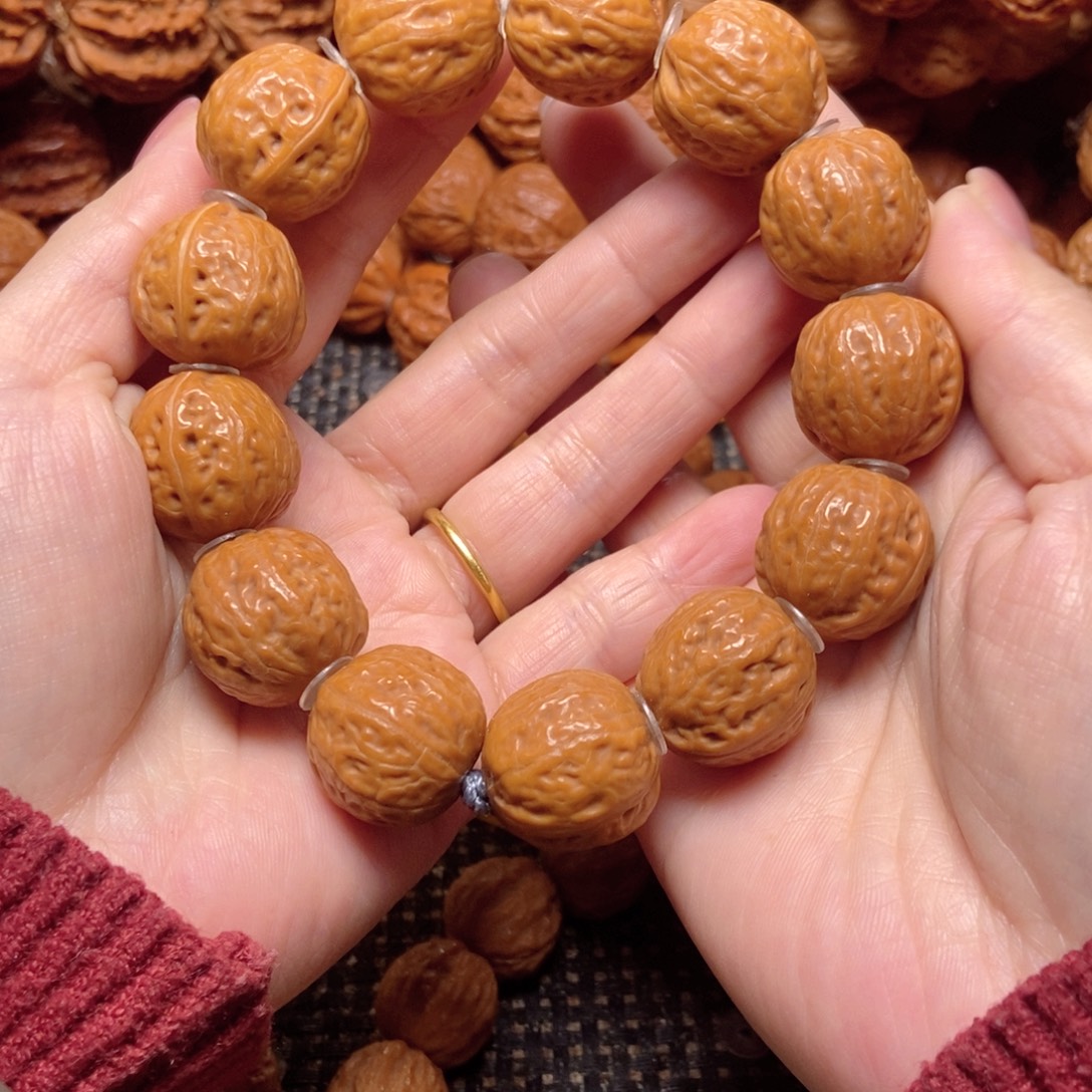 屁***士吊坠桃核光头足球手串