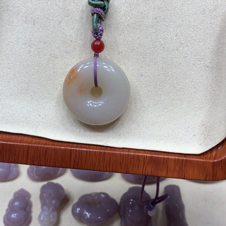 石英质玉颈饰合金