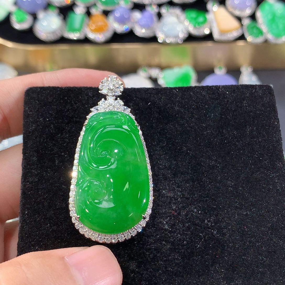 翡翠18K金镶嵌颈饰