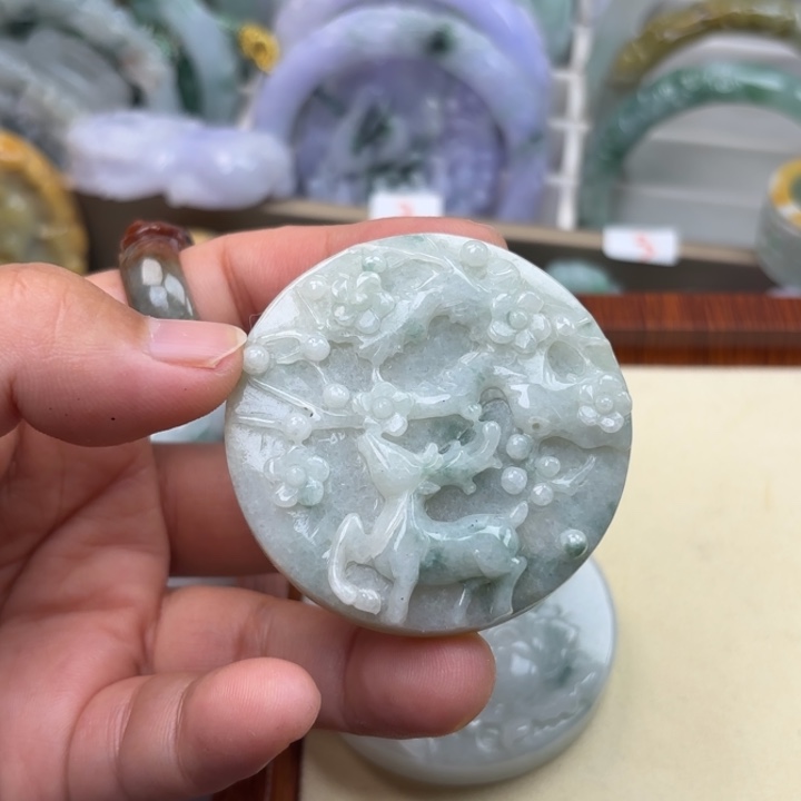 翡翠未镶嵌颈饰梅花鹿