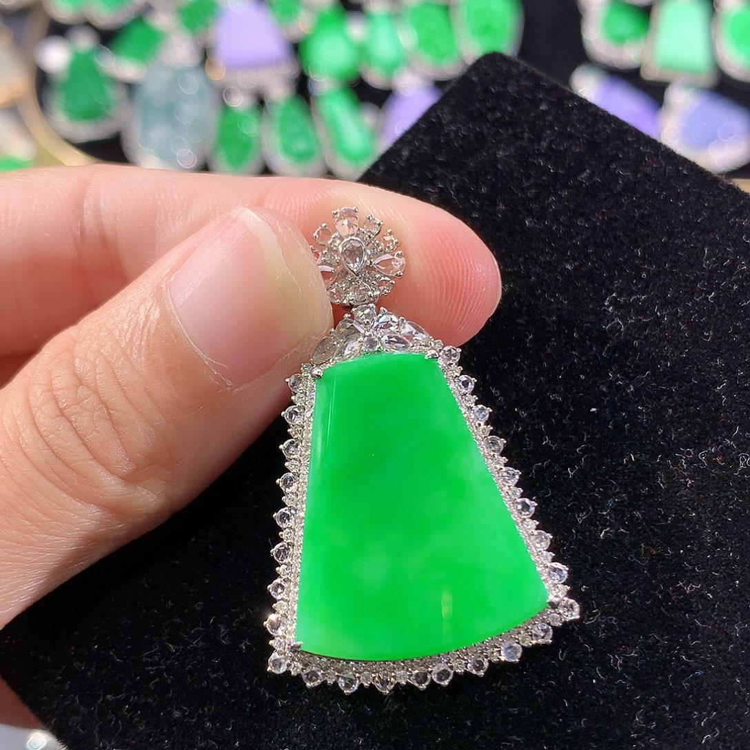 翡翠18K金镶嵌颈饰