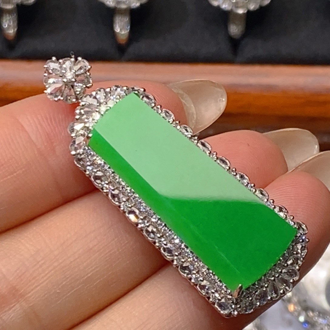 翡翠18K金镶嵌颈饰无事牌