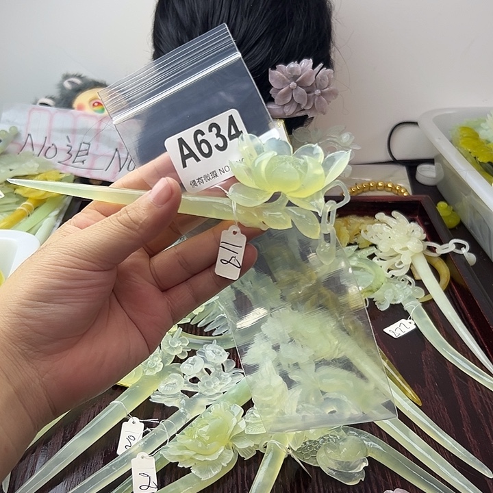 黎***宜蛇纹石玉合金发饰