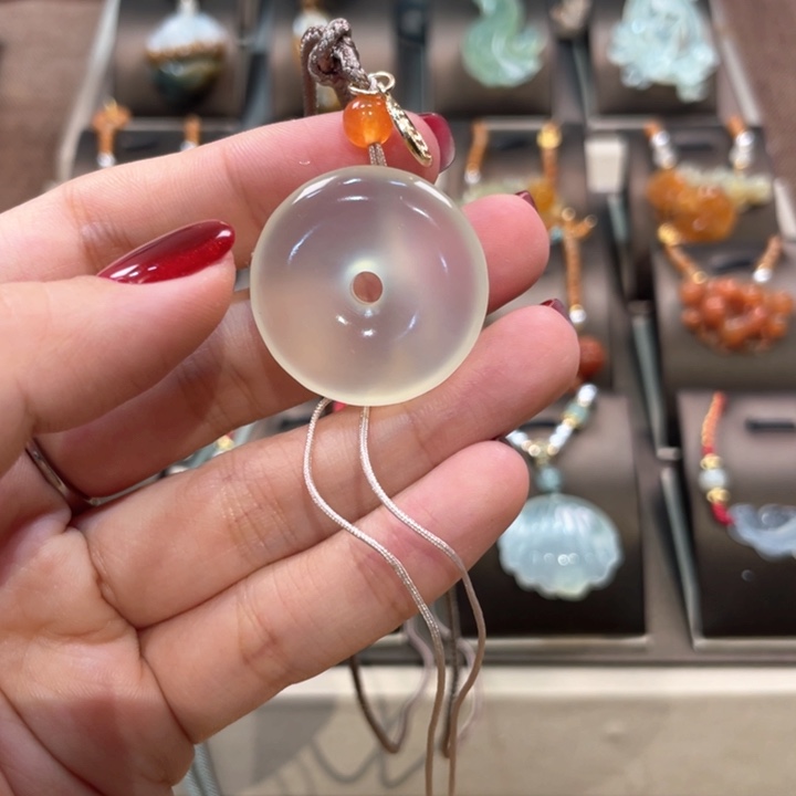 蛇纹石玉颈饰未镶嵌财****?