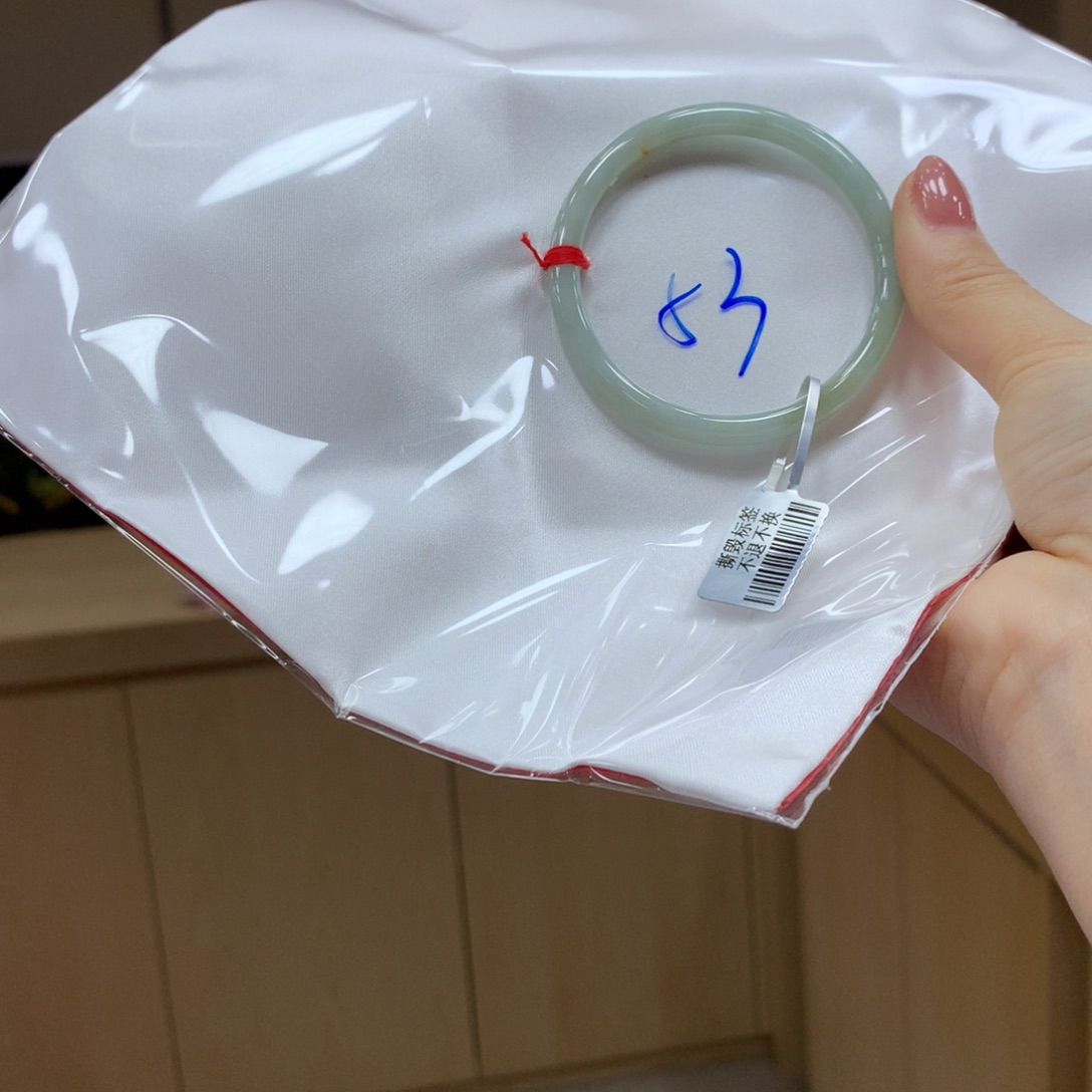 翡翠手镯未镶嵌不退不换