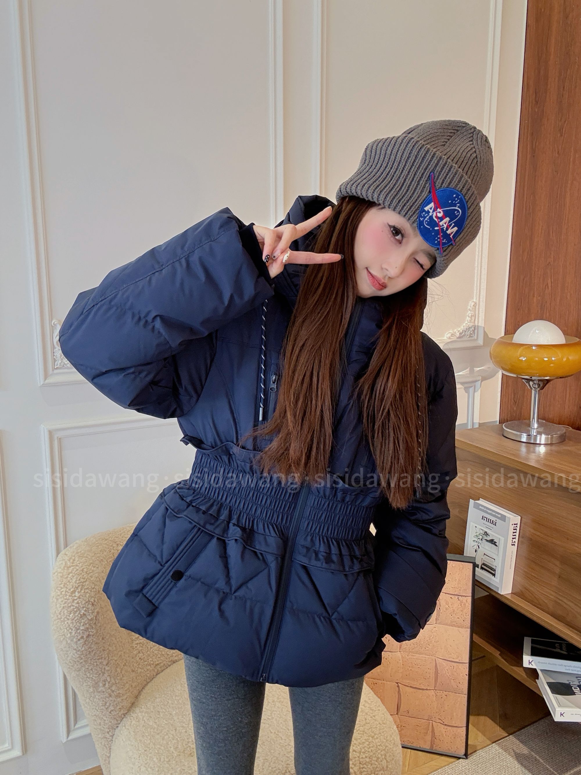 【小蛮腰】四四大王冬季新款小众欧美风收腰连帽优雅显瘦短款羽绒服