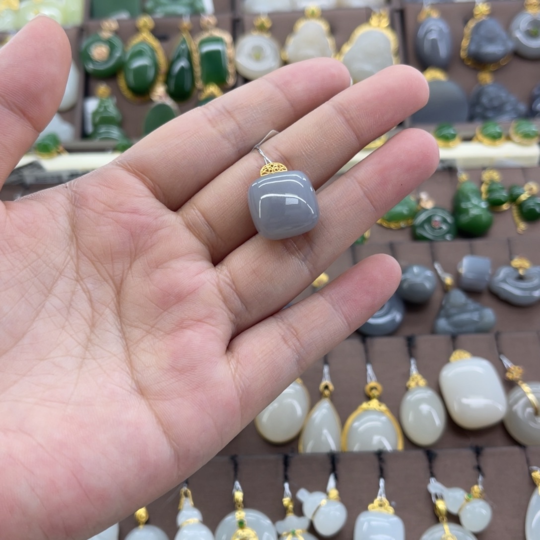 和田玉18K金镶嵌吊坠(赠链)