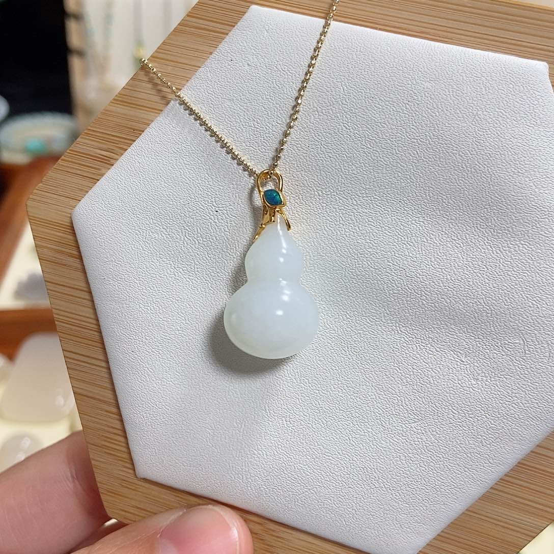 和田玉吊坠(赠链)18K金镶嵌