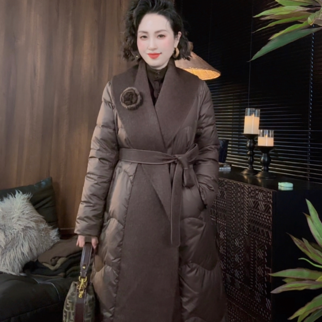 秋冬鹅绒复古大翻领系带收腰服花饰长款气质保暖外套羽绒服