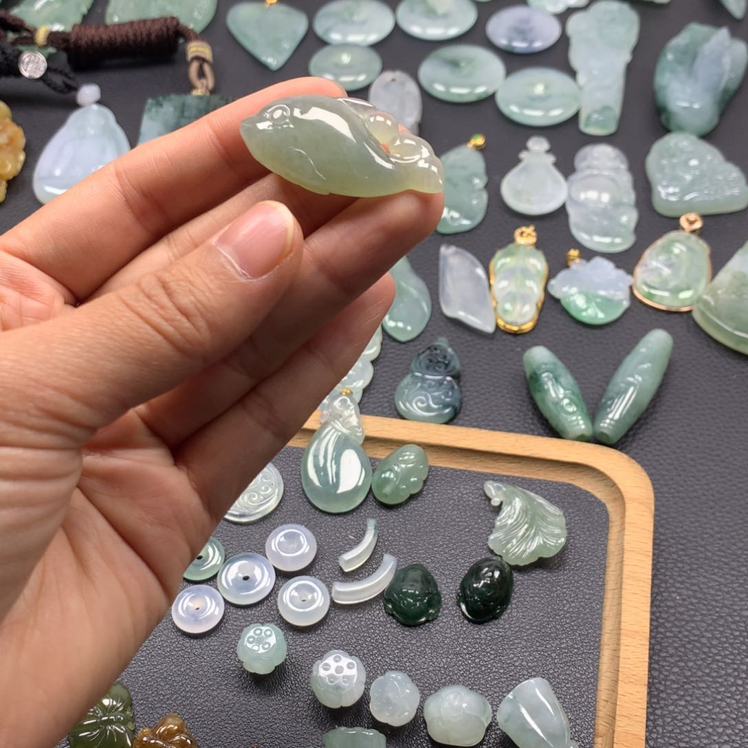 翡翠颈饰未镶嵌海豚