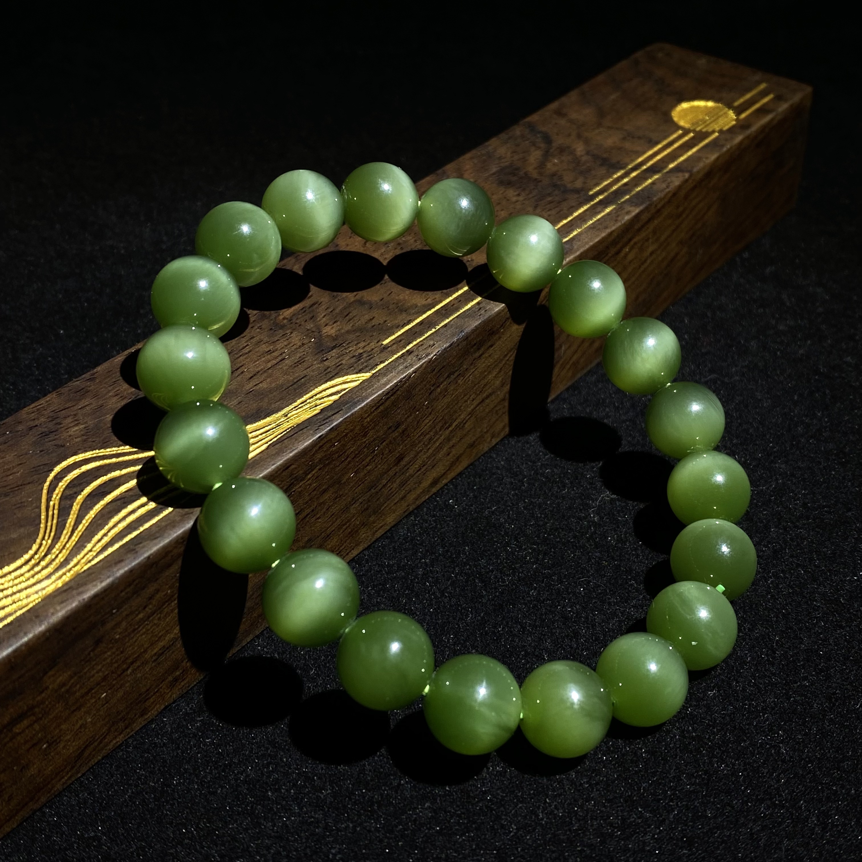 【芳華珠宝】·和田玉碧玉·卡9-10MM冰底荧光绿色猫眼女士轻奢玉手串