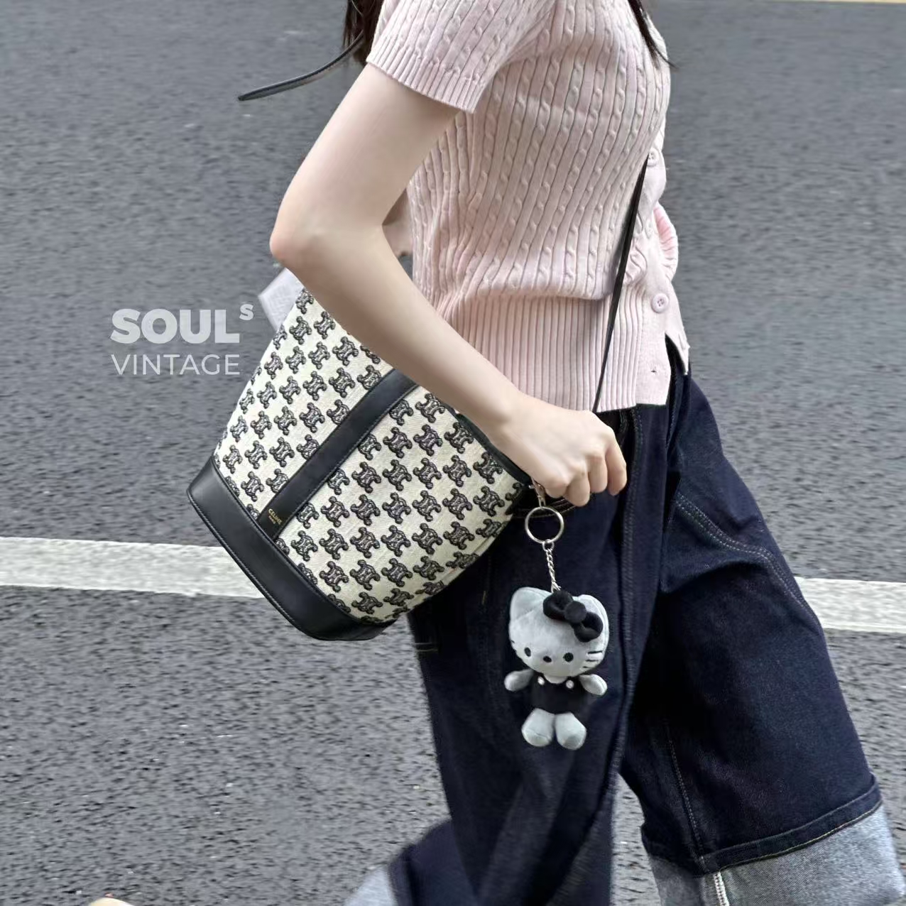 95新 Celine/思琳 黑白帆布拼皮凯旋门老花水桶包698556930