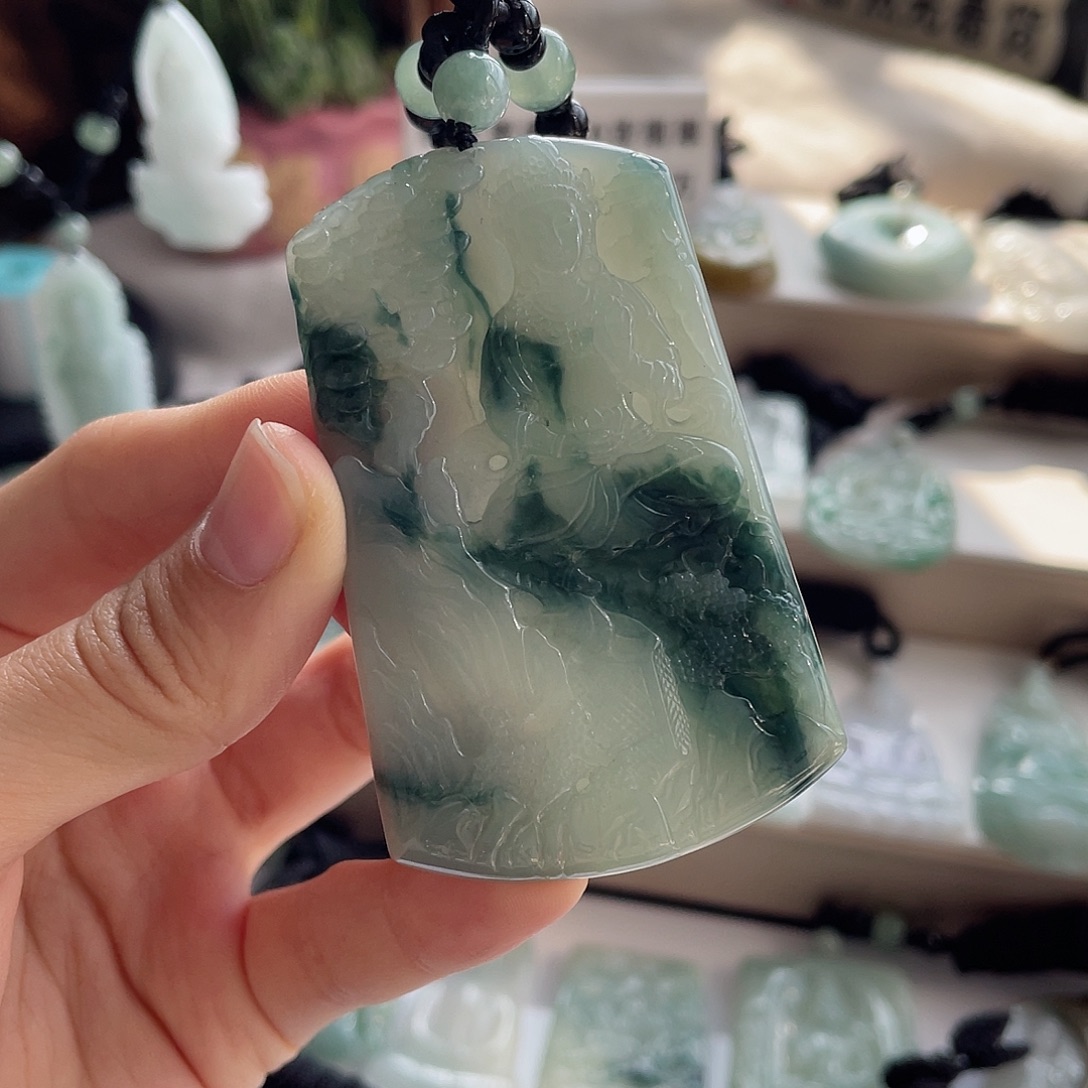 翡翠未镶嵌颈饰山水观音