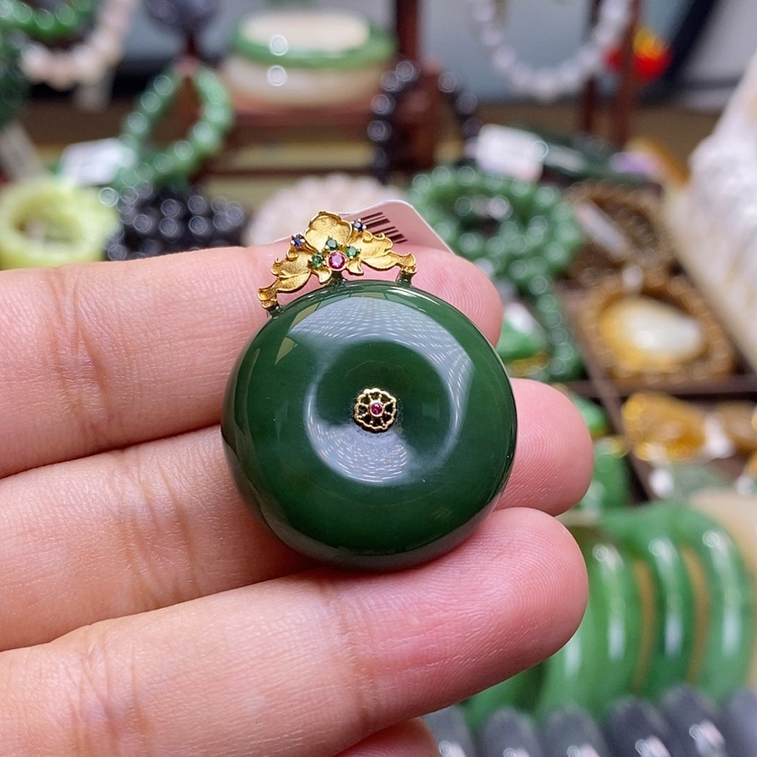 和田玉收藏级碧玉老矿料金镶菠菜绿平安扣吊坠未镶嵌
