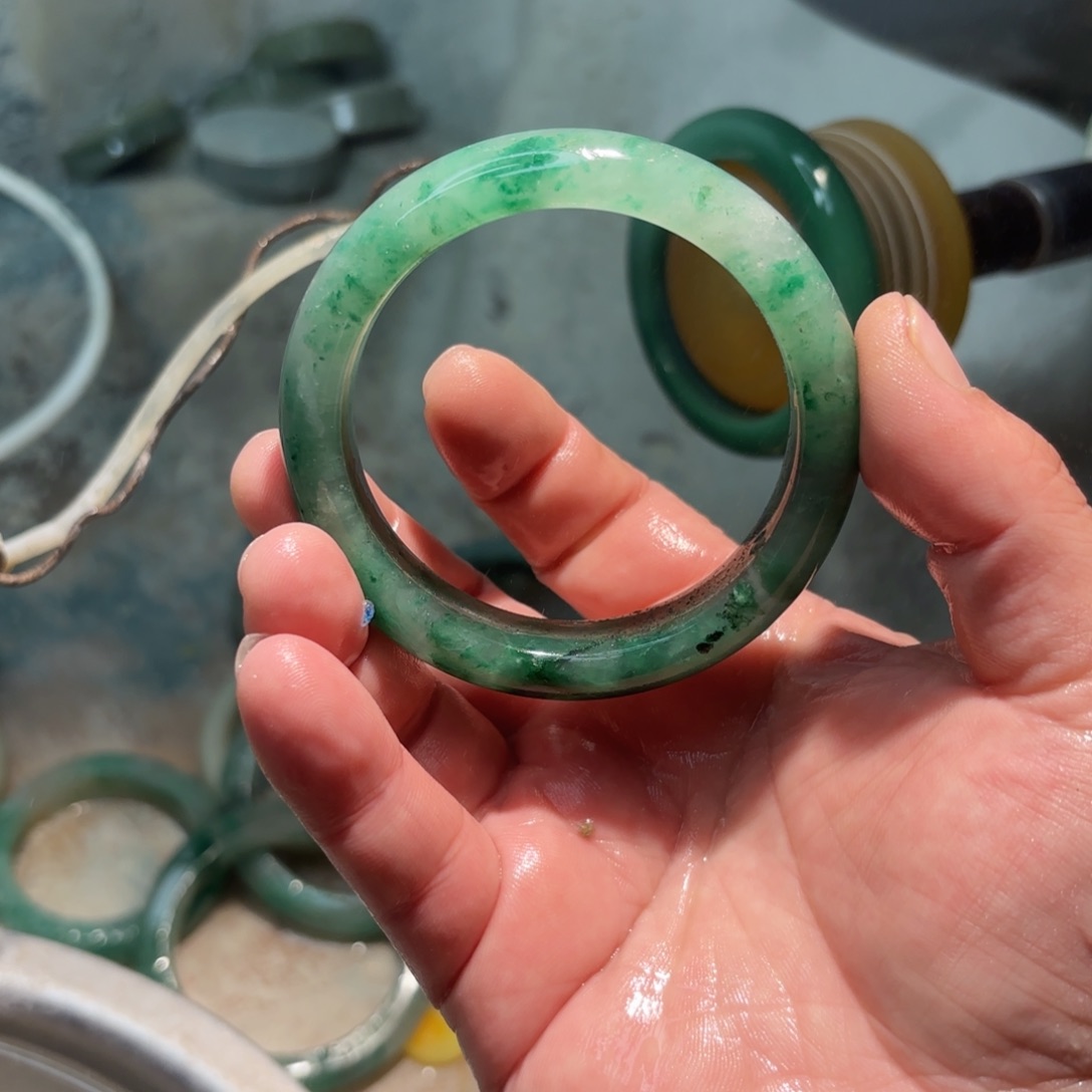 欧***雪石英质玉（非洲翠）未镶嵌手镯