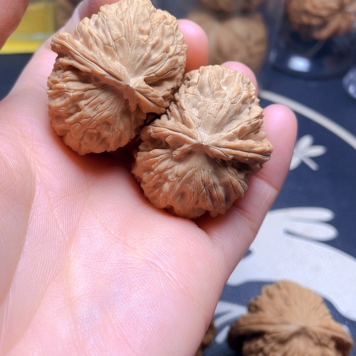 文玩核桃吊坠白狮子半臂