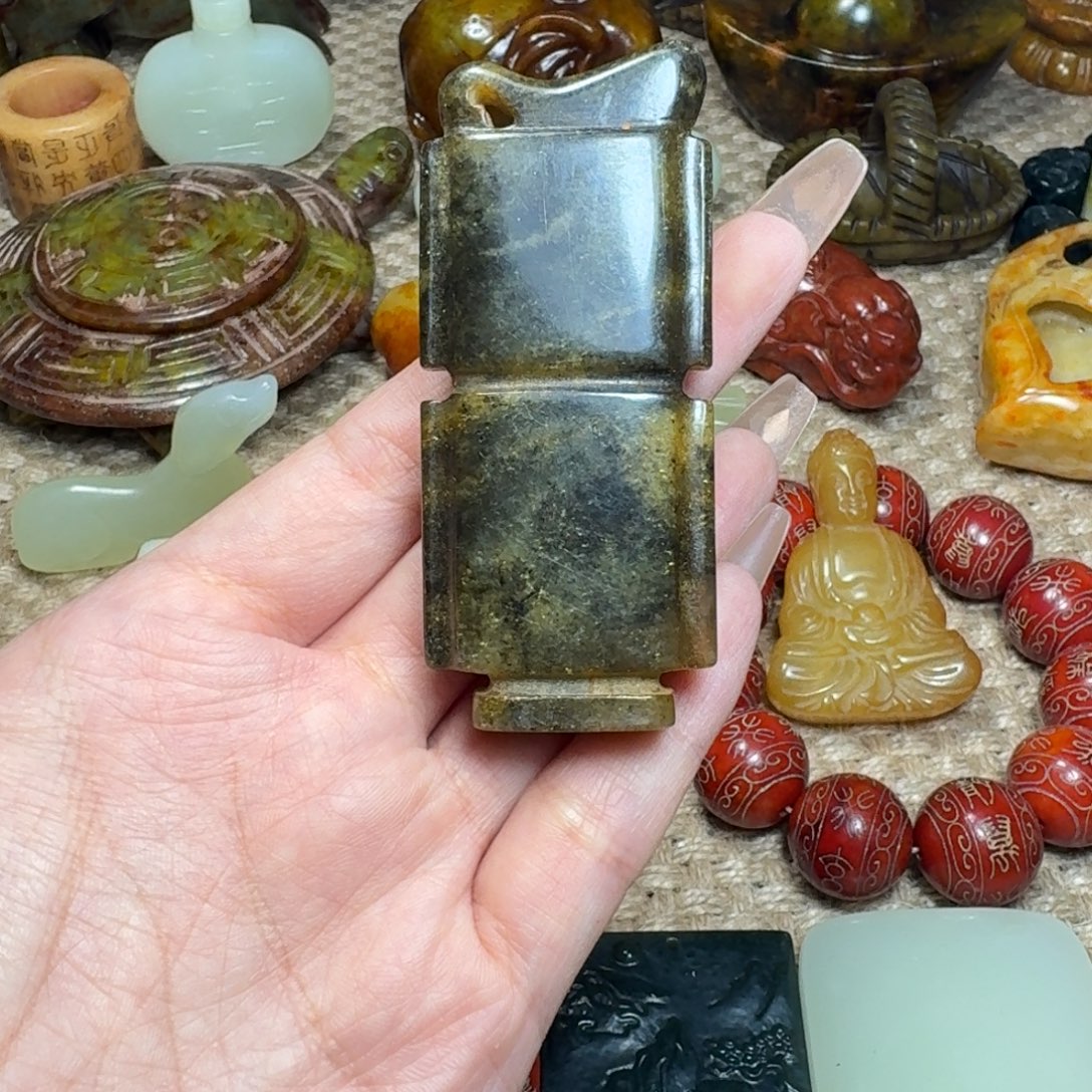 蛇纹石玉未镶嵌颈饰