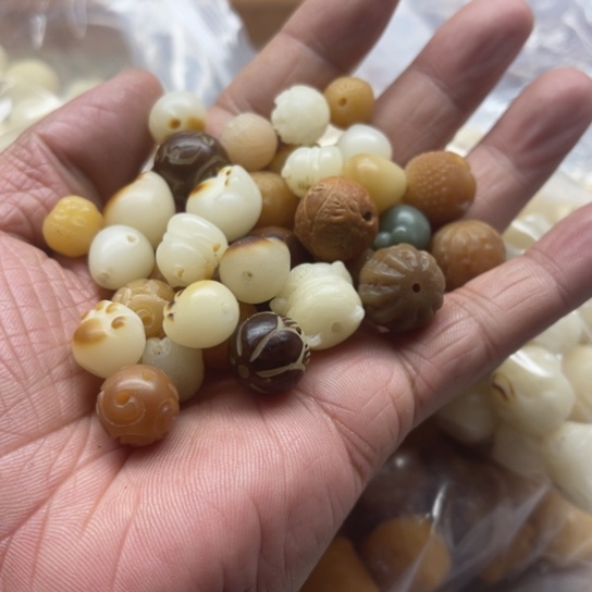 白玉菩提吊坠瑕疵雕刻件小