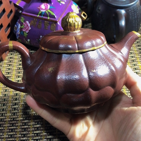 紫砂茶壶原矿泥料手工制作紫砂壶。